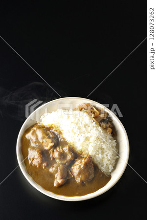 大きな鶏肉がゴロゴロと入っている熱々チキンカレーを黒背景で撮影 128073262