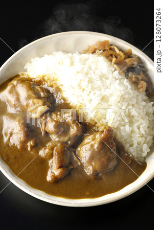 大きな鶏肉がゴロゴロと入っている熱々チキンカレーを黒背景で撮影 128073264