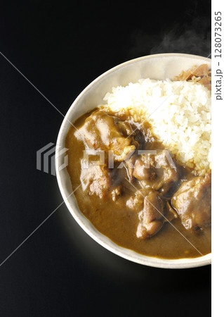 大きな鶏肉がゴロゴロと入っている熱々チキンカレーを黒背景で撮影 大きな鶏肉がゴロゴロと入っている熱々チキンカレーを黒背景で撮影 128073265