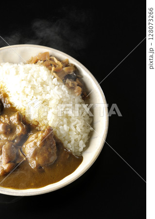 大きな鶏肉がゴロゴロと入っている熱々チキンカレーを黒背景で撮影 128073266