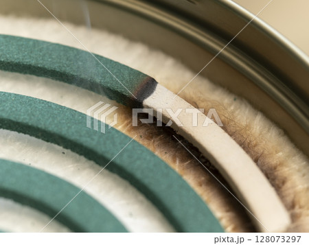 燃える蚊取り線香と灰 128073297