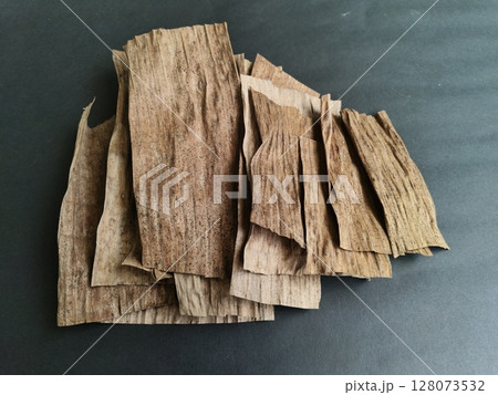 Dried banana leaves have various benefits, from health to the environment and art 128073532