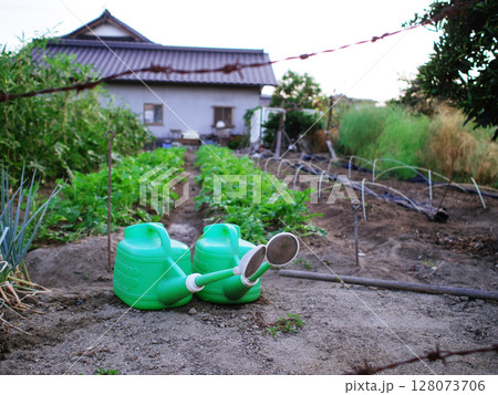 二つのじょうろ 128073706