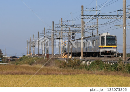 東武日光線を走る東武日光行きの普通電車 東武日光線を走る東武日光行きの普通電車 128073896