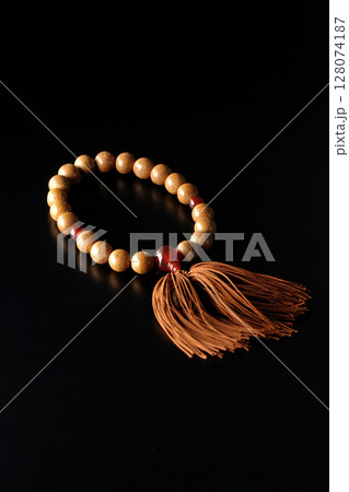 数珠を黒背景で単品撮影 128074187