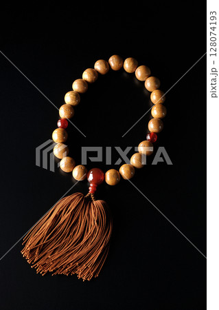 数珠を黒背景で単品撮影 128074193