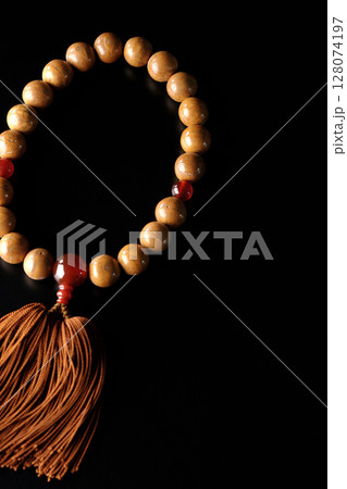 数珠を黒背景で単品撮影 128074197