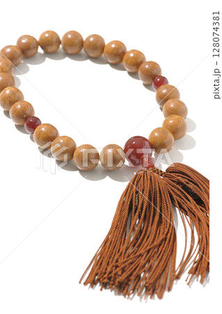 数珠を白背景で単品撮影 128074381