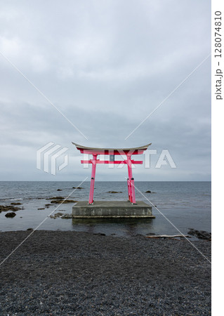 日本海に佇む北海道初山別村の金比羅神社の鳥居 128074810