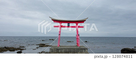 日本海に佇む北海道初山別村の金比羅神社の鳥居 128074811