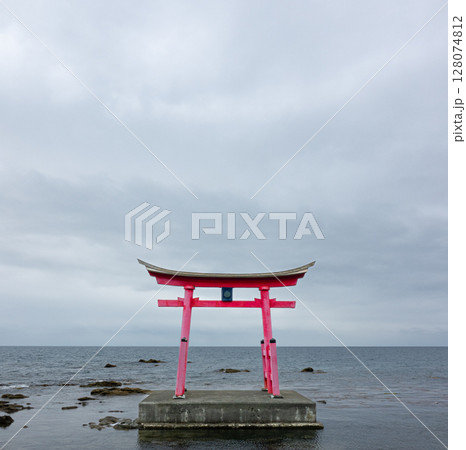 日本海に佇む北海道初山別村の金比羅神社の鳥居 128074812