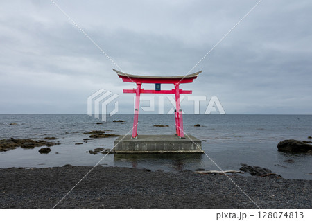 日本海に佇む北海道初山別村の金比羅神社の鳥居 日本海に佇む北海道初山別村の金比羅神社の鳥居 128074813