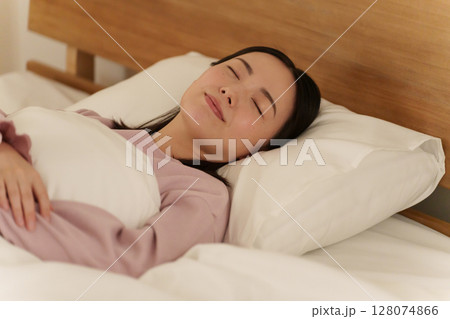 夜ベッドで寝る女性 128074866