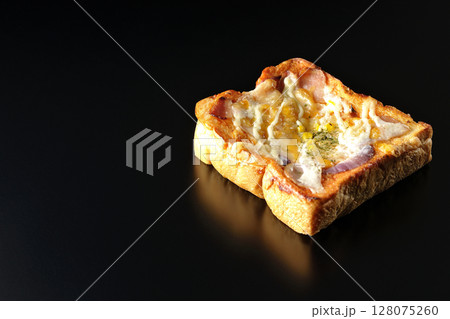ピザトーストを黒背景で単品撮影 ピザトーストを黒背景で単品撮影 128075260