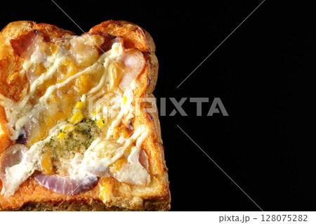 ピザトーストを黒背景で単品撮影 128075282