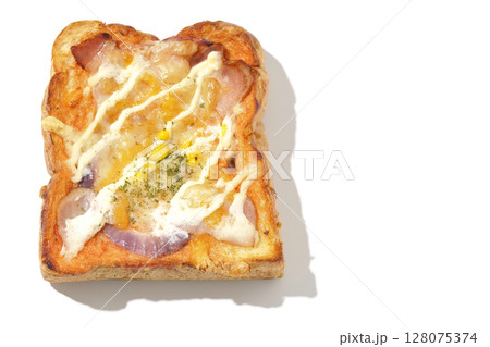 ピザトーストを白背景で単品撮影 128075374