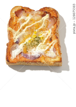 ピザトーストを白背景で単品撮影 128075383