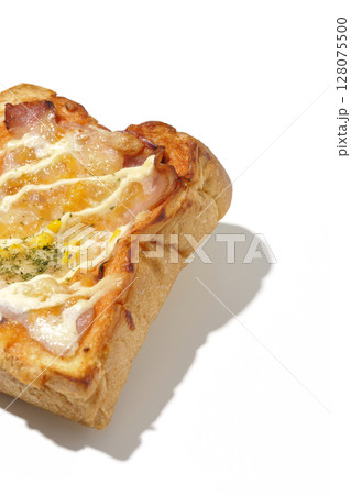 ピザトーストを白背景で単品撮影 128075500