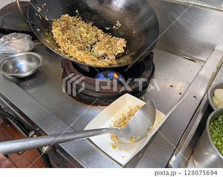 紙箱 チャーハン ご飯炒め 128075694