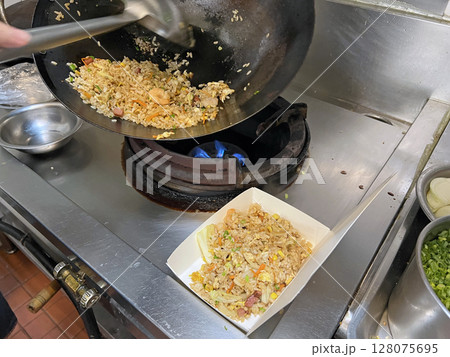 紙箱 チャーハン ご飯炒め 128075695