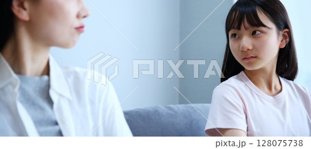 娘と母親が喧嘩しているイメージ 128075738