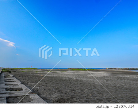 真夏の一宮海岸の海と大空 真夏の一宮海岸の海と大空 128076314