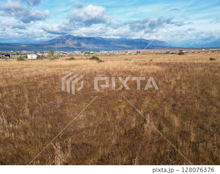 アルゼンチンのエルカラファテの大平原の空撮 128076376