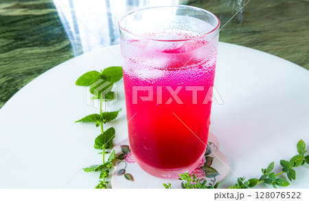 真夏の爽やかな手作りの紫蘇ジュース 128076522