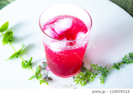 真夏の爽やかな手作りの紫蘇ジュース 真夏の爽やかな手作りの紫蘇ジュース 128076528
