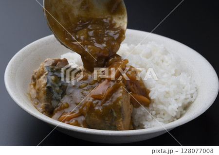 さばカレーをご飯にかける 128077008