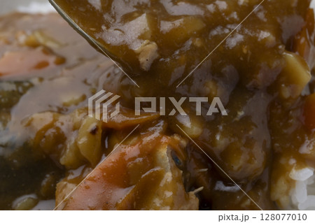 さばカレーをご飯にかける 128077010