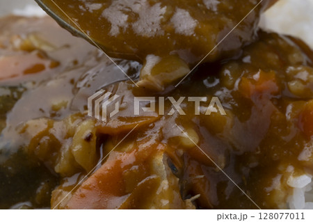 さばカレーをご飯にかける 128077011