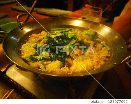福岡・博多名物のもつ鍋と居酒屋の食事風景 福岡・博多名物のもつ鍋と居酒屋の食事風景 128077062