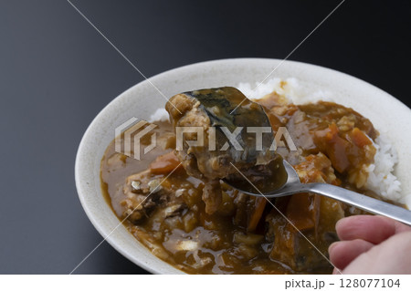 スプーンでさばカレーライスを持ち上げる 128077104