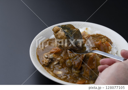 スプーンでさばカレーライスを持ち上げる 128077105