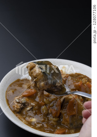 スプーンでさばカレーライスを持ち上げる 128077106