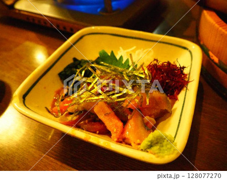 博多名物ごまさばの小鉢料理と居酒屋の和風盛り付け 128077270