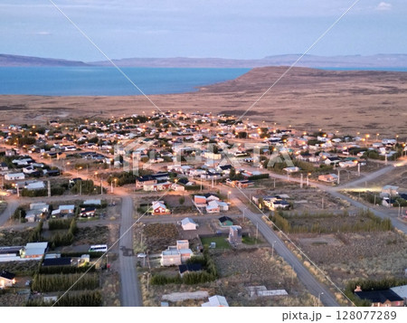 アルゼンチンのエルカラファテの町の夕暮れ時の空撮 アルゼンチンのエルカラファテの町の夕暮れ時の空撮 128077289