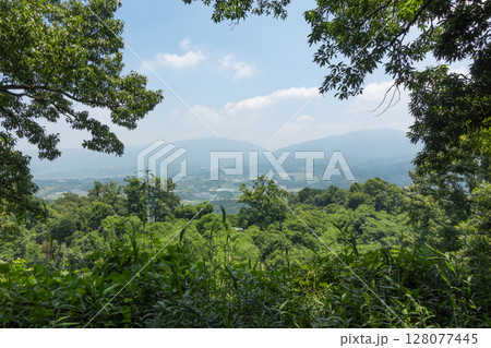 金胎寺山の山頂から見た葛城山(左遠景)と金剛山(右遠景) 金胎寺山の山頂から見た葛城山(左遠景)と金剛山(右遠景) 128077445