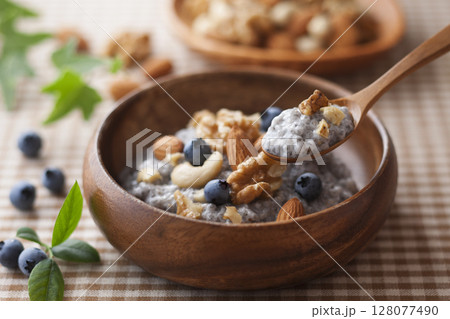 チアシードココナッツプディング 128077490