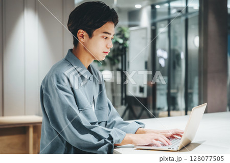 オフィスでパソコンを使うビジネスマン　撮影協力：WEEK芝大門(サンフロンティア不動産) 128077505