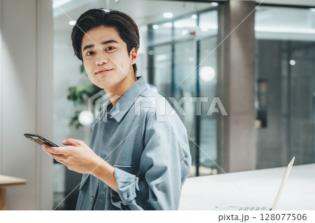 オフィスでスマホを使うビジネスマン　撮影協力：WEEK芝大門(サンフロンティア不動産) 128077506