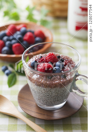 チアシードプディング / 苺&ココナッツ チアシードプディング / 苺&ココナッツ 128077544