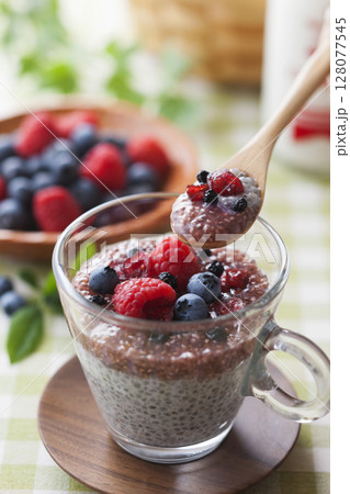 チアシードプディング / 苺&ココナッツ チアシードプディング / 苺&ココナッツ 128077545