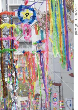 七夕の笹飾りのある風景 128077587
