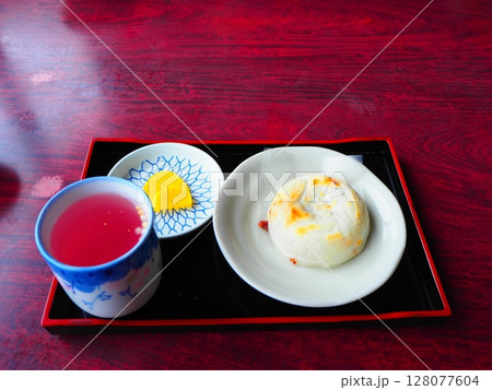 太宰府名物の梅ヶ枝餅とお茶の和風おやつセット 128077604