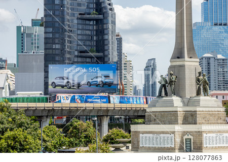 The Train coming at BTS Victory Monument Station 128077863