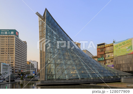 台湾高雄市の美麗島駅入口 128077909