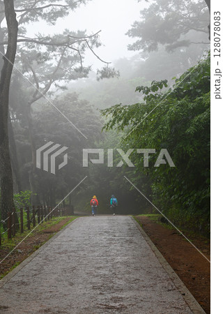 霧立ち込める南漢山城ハイキングコース【韓国/京畿道】 128078083