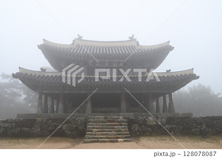 霧立ち込める南漢山城の守御将台・世界文化遺産【韓国/京畿道】 128078087